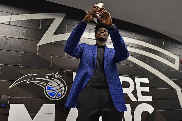 [流言板]ESPN分享東契奇賽場“死亡之瞳”瞬間：和詹姆斯一樣的能量